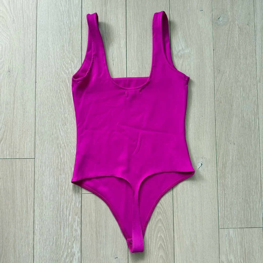 Good American Modern Scuba Tank Bodysuit in Fuchsia Pink Women’s Size 2 - Picture 3 of 11